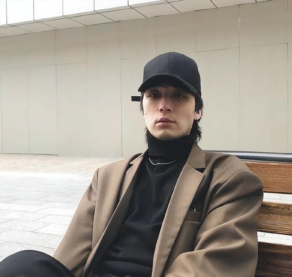 原创她跟高富帅的明星男友分手，与小5岁没名气的“软饭”男结婚