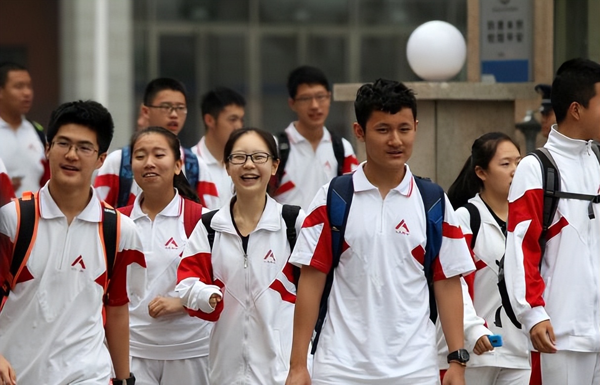 学生身穿同样校服，教师却能轻松看出学生家境，3点细节揭开原因