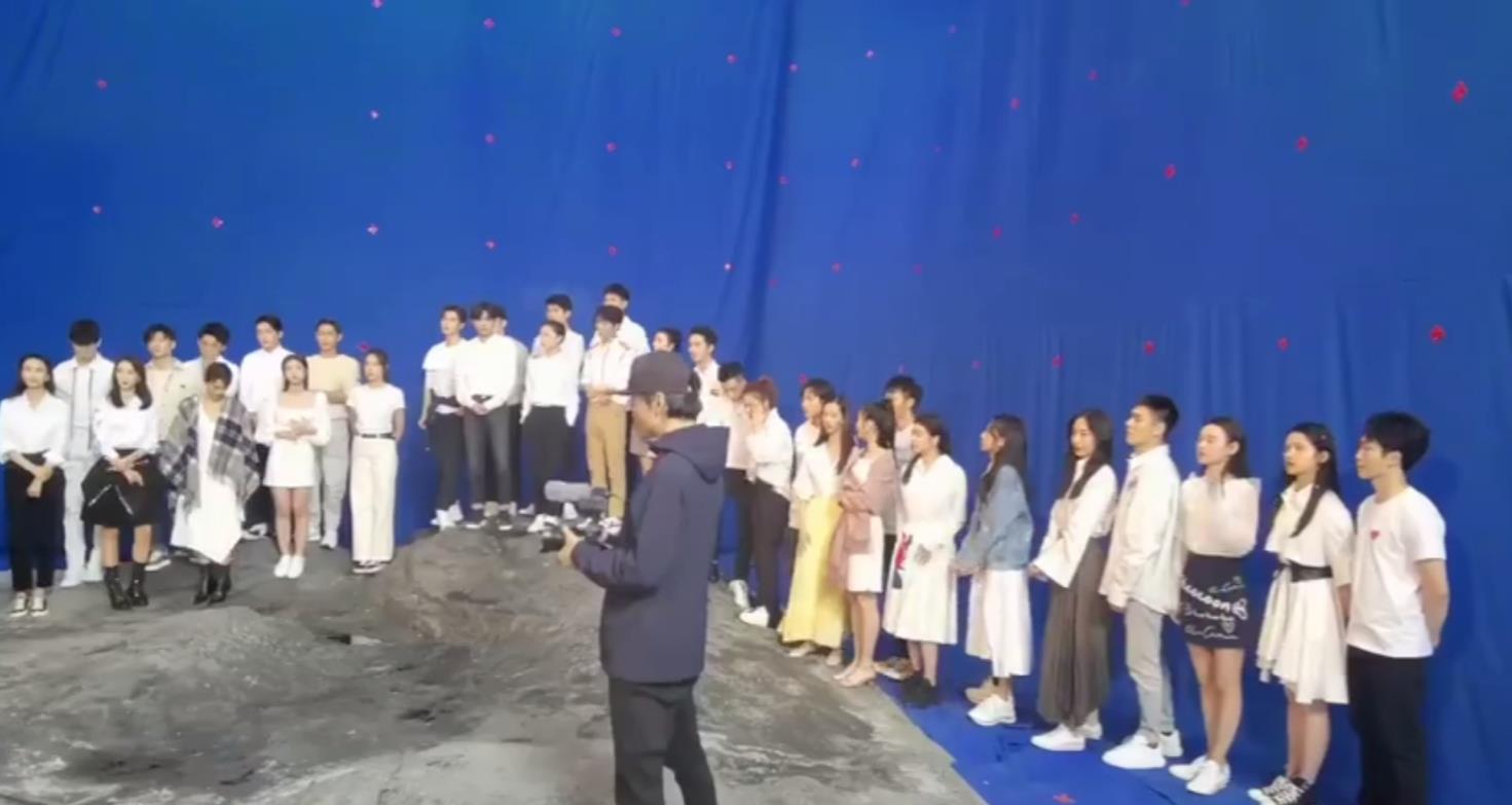 k66凯时|金鸡奖32位演员同框，易烊千玺找王俊凯换位置时，举止格外亲密