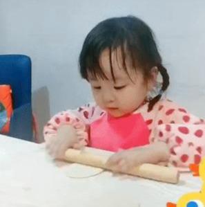 幼儿园家长怒了：让我打卡交功课，还要摄影量量好，就为了你宣传