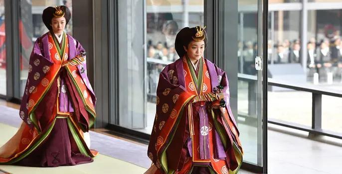 ����ڶ���������Լ��ϣķ���ں���ʧȥ����ͷ�������ƾ� ...