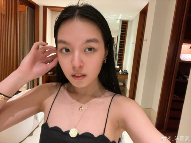 李咏20岁女儿晒最新美照，大秀马甲线小蛮腰，妈妈留言超骄傲