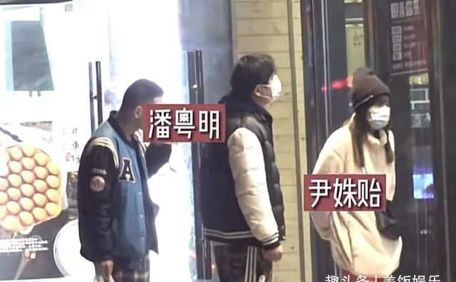 47岁潘粤明带小10岁女友逛街，亲密揽肩显甜美，精挑细选大方买单