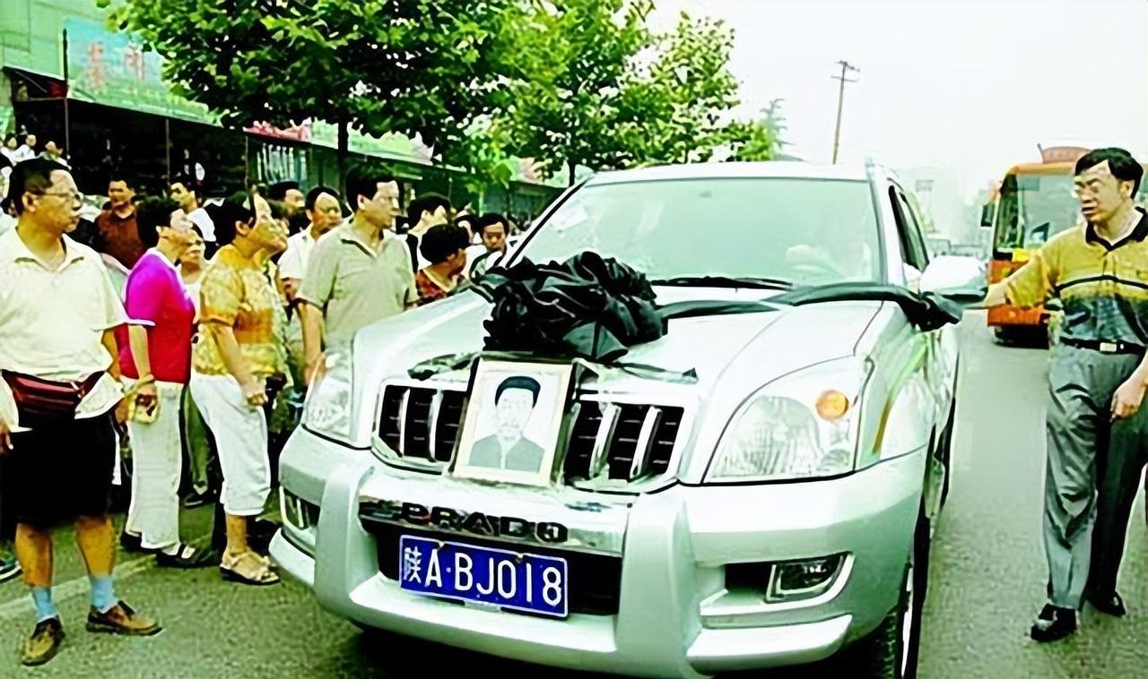 2007年，西安万万财主为救打工妹身中数刀，被救女悲悼会高声痛哭