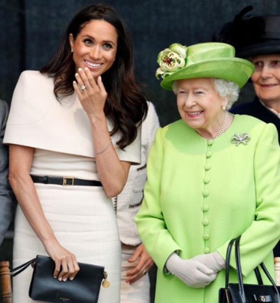 �������ƣ�Ů���ڼһ����������Լ��ѷ��Ϊ�λ����Ű���