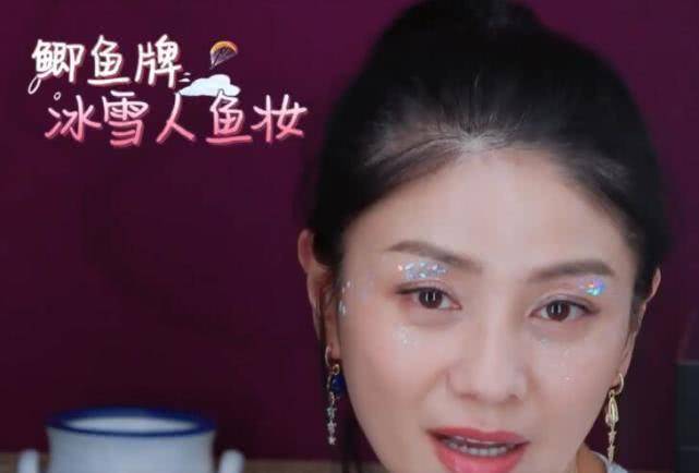 安吉和小鱼儿给妈妈化装，本认为是胡闹，看到最初妆容，胡可懵了