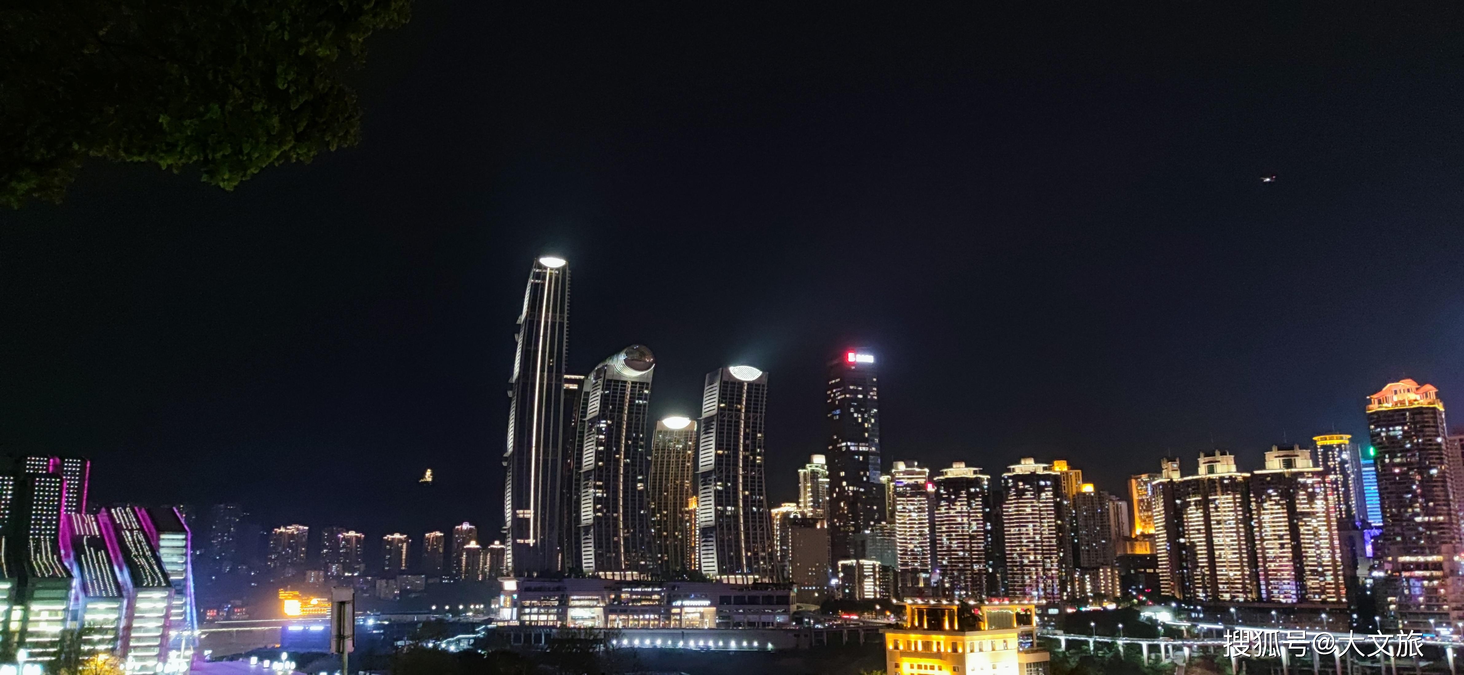 重庆解放碑看夜景：离云南越来越远，离世界越来越近