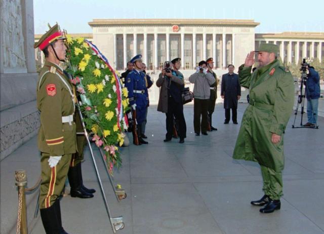 卡斯特罗访问中国：对烤鸭赞不绝口，图8向人民英雄纪念碑敬花圈