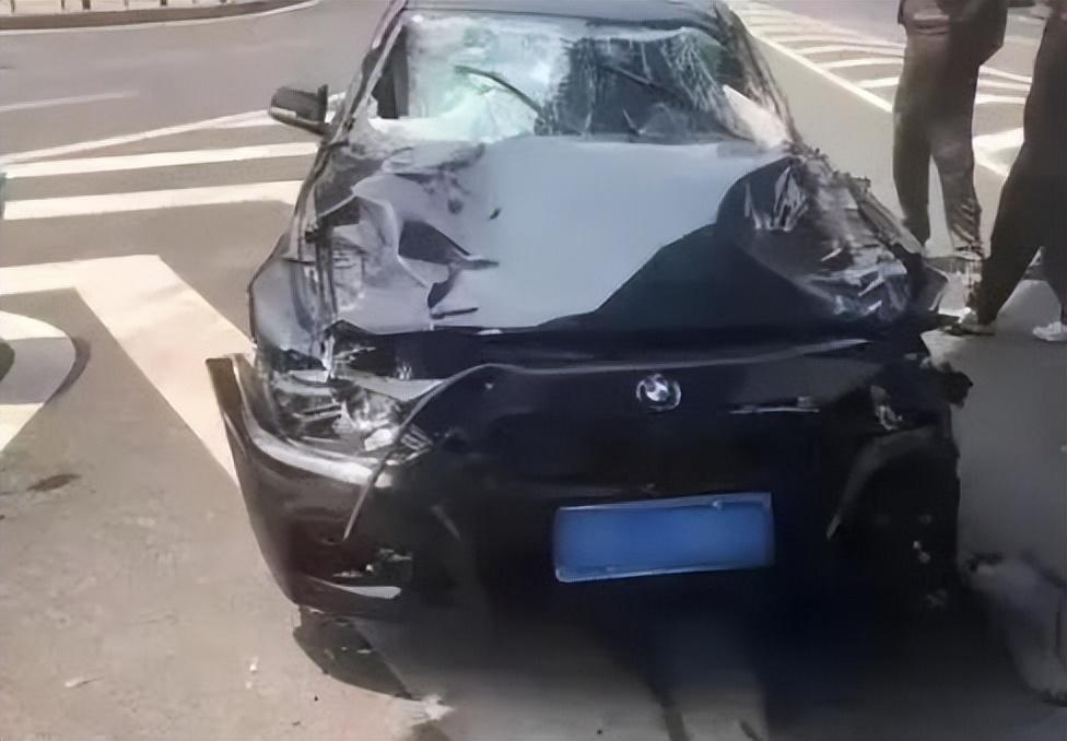 青岛女子开车撞伤5人当晚相片《青岛女子开车撞伤5土公音频》