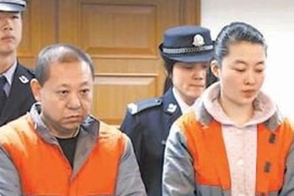 她身材高挑，却自毁前途贪污近千万，甘愿做大自己15岁人的情妇！