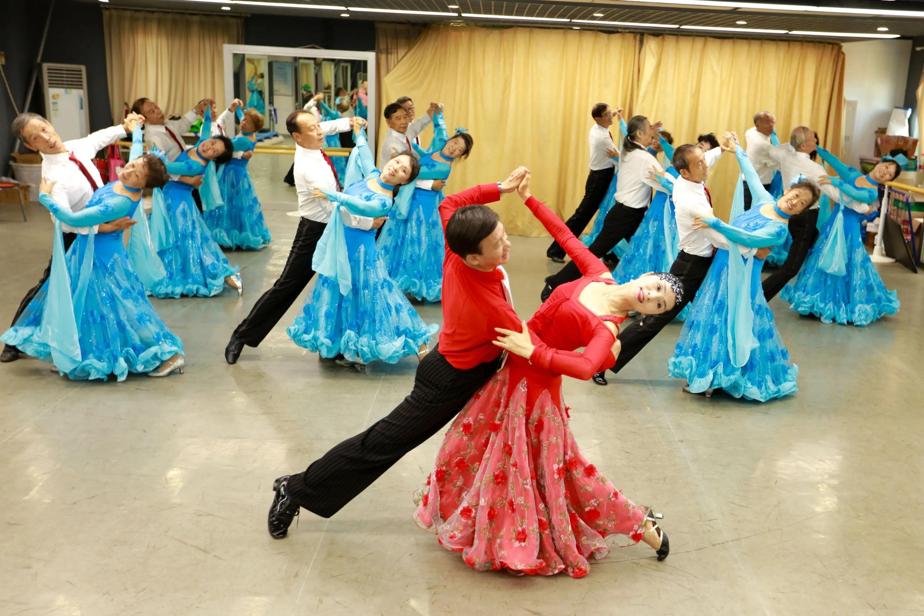 64岁大爷:跳了4年交谊舞,才碰到一位舍得为我花100元钱的女舞伴