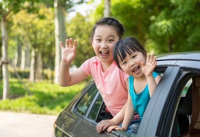 忘关车门4岁娃跑下车遭碾压，家长开车带孩子一定要注意这些事！