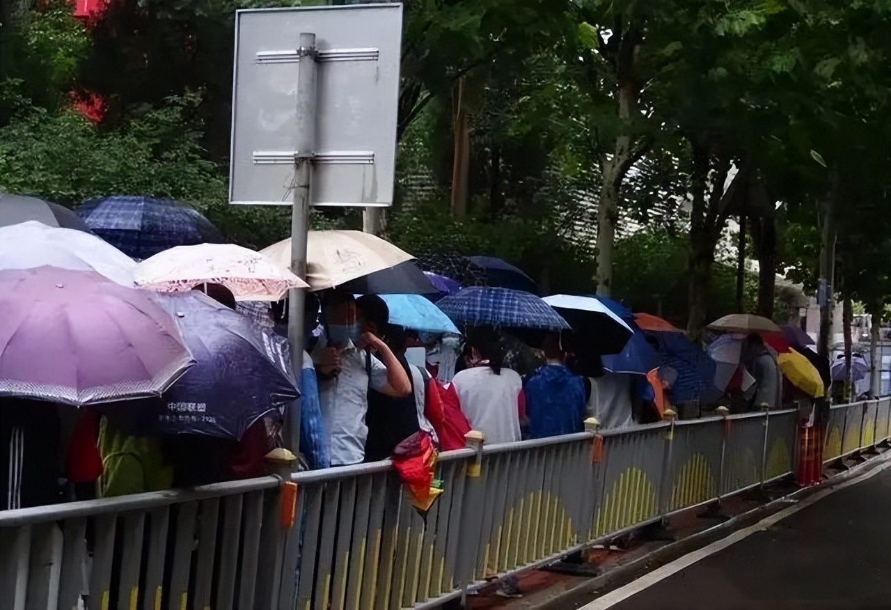 军训动员大会，学生都在淋雨，高校领导避雨发言，学生怒喊：下来