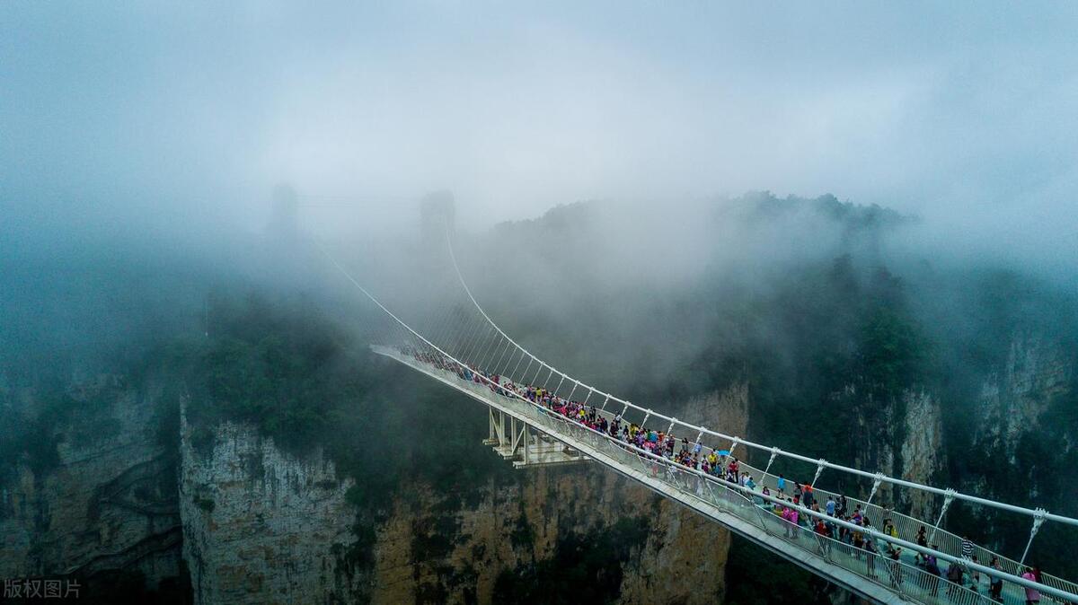 梦幻世界：摸索张家界天门山玻璃栈道