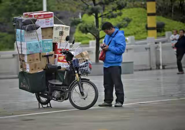 山东淄博八大局快递员因限流下跪大哭，街道办回应：正在处理