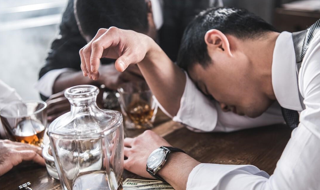 爱喝酒的人：牢记4个酒后猝死前兆，一旦出现，及时就医