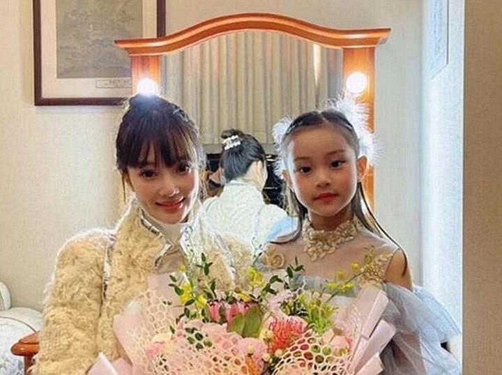 原创李小璐退出娱乐圈多年，疑似与网红恋爱，被拍与多名男子现身街头