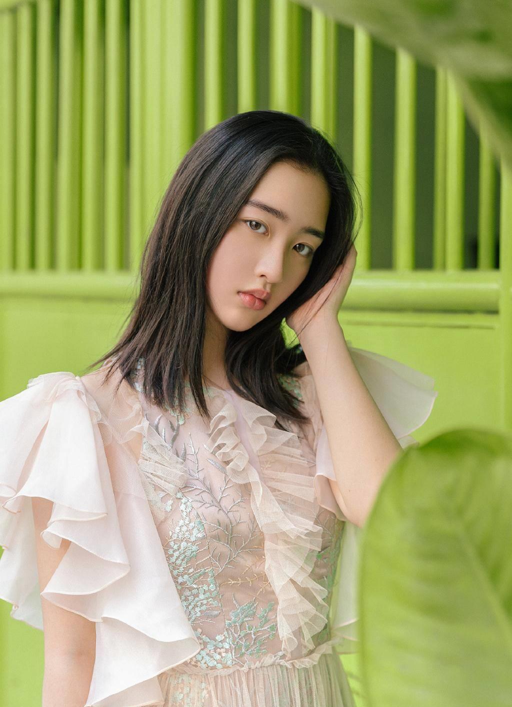 《唐人街探案》的小爱,05后当红演员,这回也饰演陈飞宇的跟班