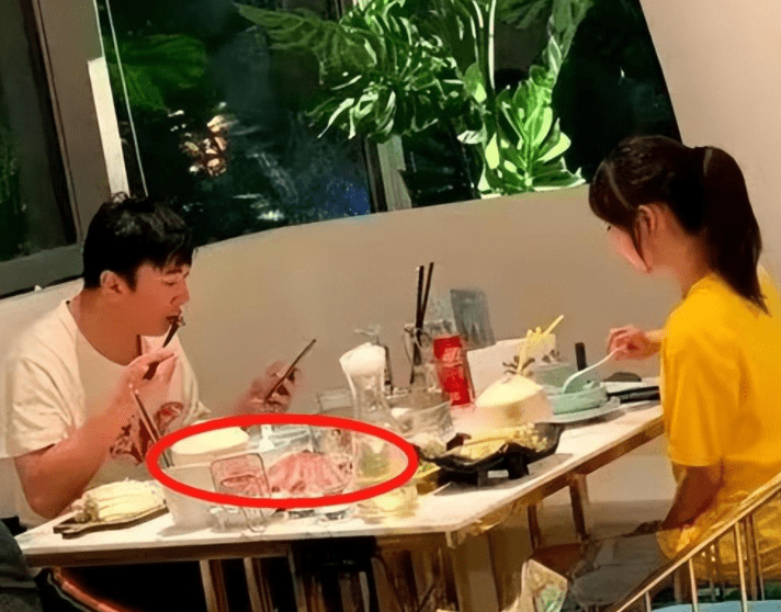 原创王思聪疑借千万手表炫富，与原主出席活动太卑微，新女友神似杨幂