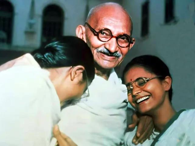 原创
            印度圣雄甘地，经常与美女共浴共眠做禁欲试验，却一直没有成功丨印度的圣雄甘地