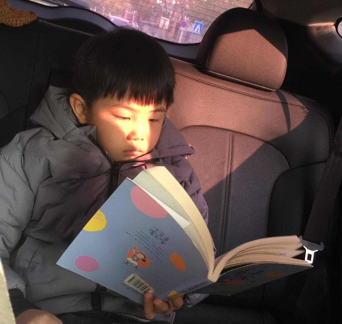 原创童星张峻豪：三岁出名，五岁登上舞台，如今他成为父母的骄傲