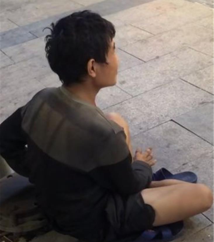 原创他是华强北山寨手机王子，曾有亿万财富，现如今却痴傻沦落街头