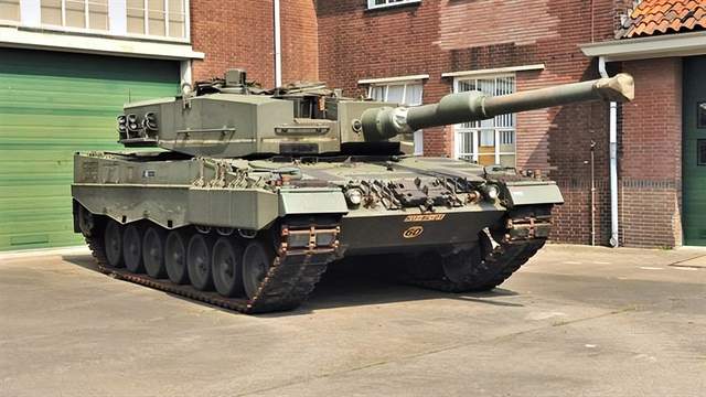 豹-2被俄军轻松猎杀，被神化的西方坦克，在无人机面前现出原形