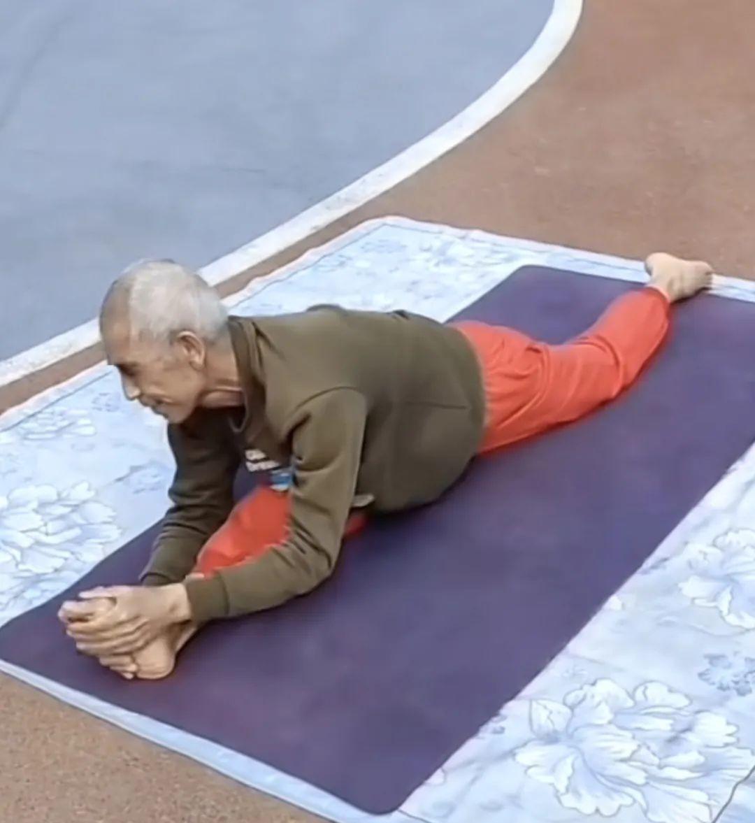 71岁瑜伽泛亚电竞大师现身电视节目瑜伽不分男女老少！(图5)
