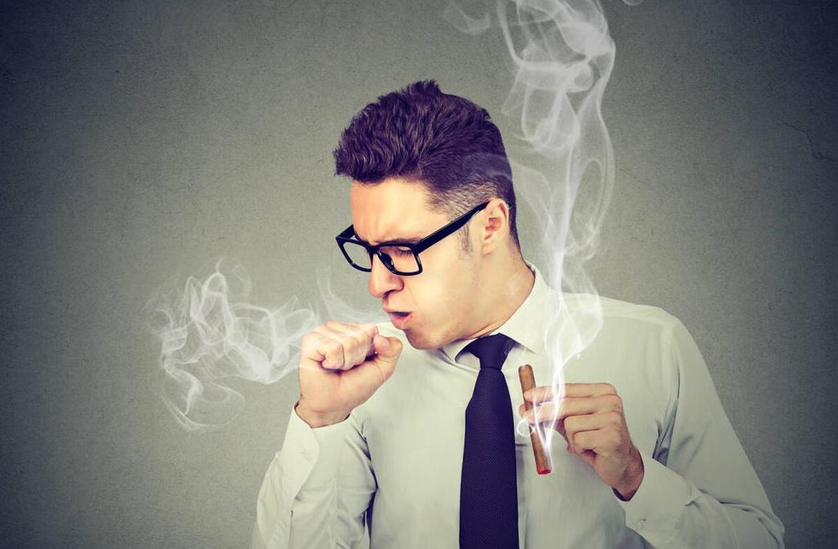 肺癌咳嗽和普通咳嗽不一样！吸烟的人出现这些症状，马上检查