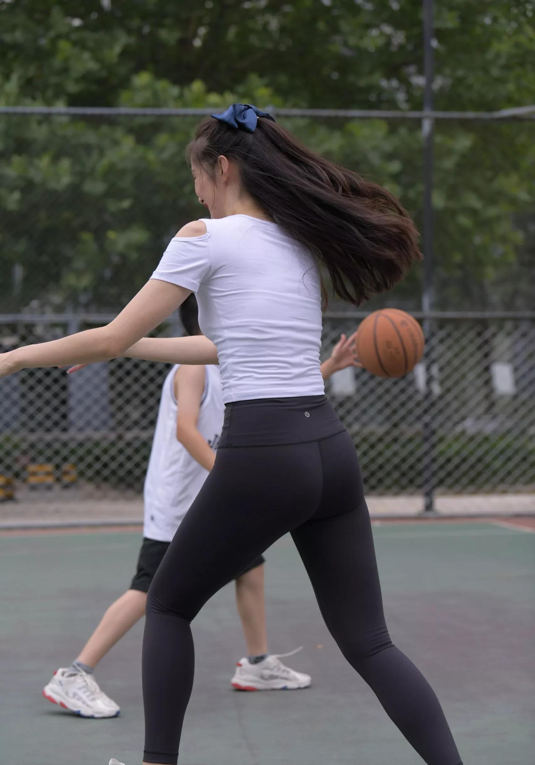 女大学生穿M6 米乐瑜伽裤打篮球赢得了广大师生的喝彩(图1)