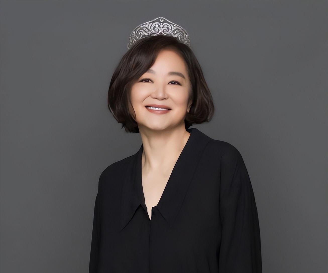 原创中式旗袍莫文蔚邀请老公参加珠宝展，杨紫琼何超琼贵族气质十足