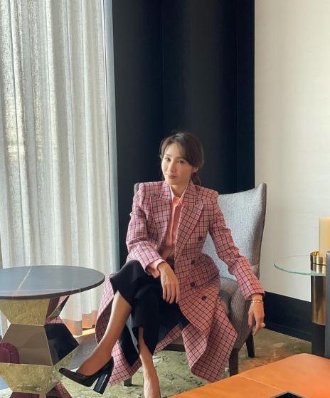 富太黎姿和俩女儿做甜品豪华厨房宽敞如客厅手上戴鸽子蛋钻戒FB体育(图9)
