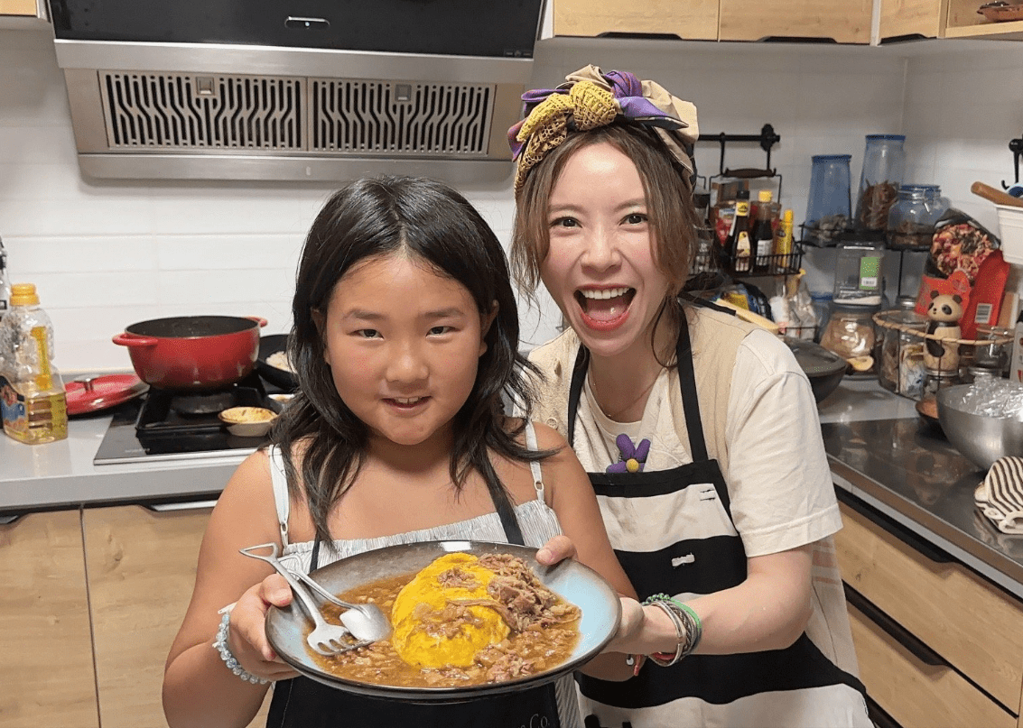 原创何洁刁磊带娃与黄雅莉聚会，大儿子帅气像前夫，大女儿长相接地气