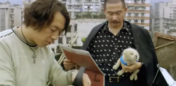 《疯狂的石头》:黑色幽默与社会反映