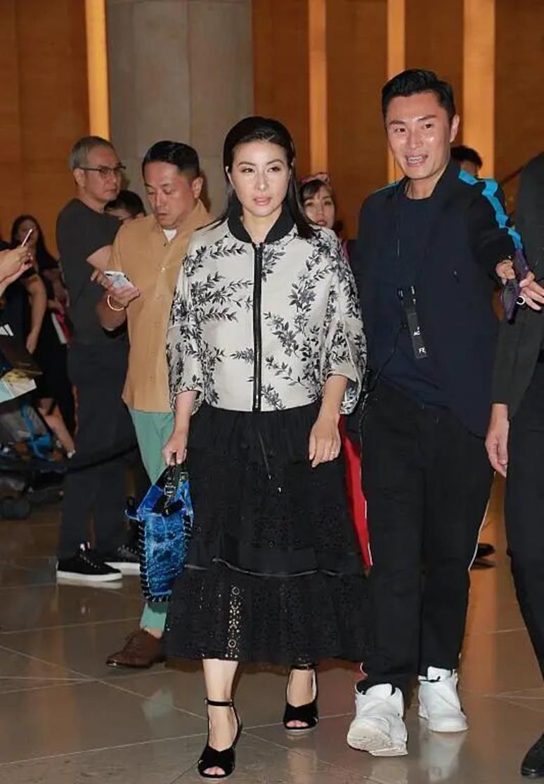 打扮罕见的郭晶晶女士！民族风衬衫+时尚裙尽显富贵高贵轻松美成焦点爱游戏AYX体育(图1)