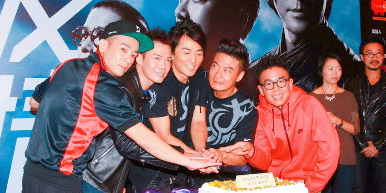 原创
            57岁“东星乌鸦”已满头白发，KTV搂美女纵情高歌丨东星乌鸦表情包