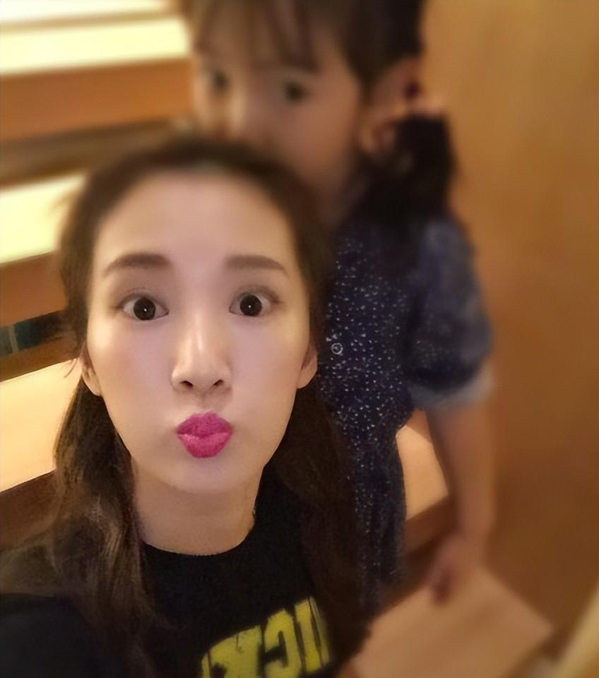 原创李念和51岁富豪老公罕见合照，生俩娃脸还美得像少女，笑靥如花