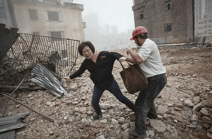 江苏男子房子遭强拆，开车冲撞拆迁队，引发惨剧！