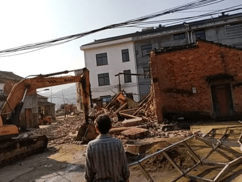 江苏男子房子遭强拆，开车冲撞拆迁队，引发惨剧！