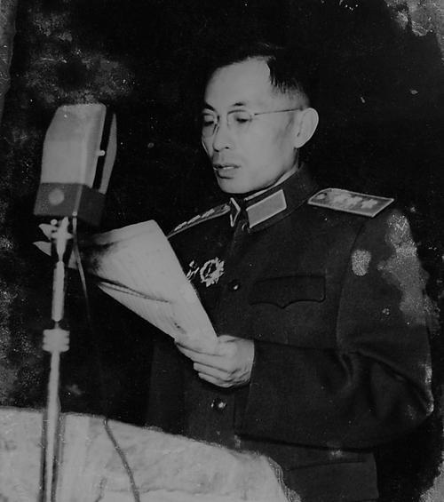 他曾是南京军区副司令员，1年后成另个军区司令员兼政委，他是谁