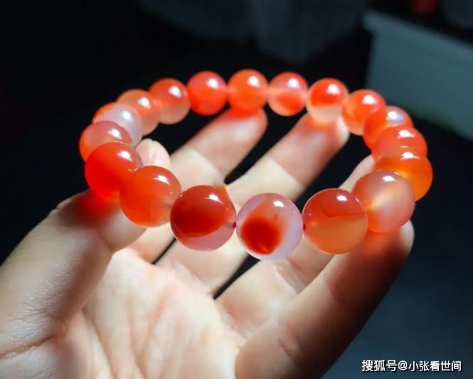 怎么挑選好的南紅文玩，顏色紅無紋無裂，冰飄和荔枝凍也是不錯(cuò)的選擇