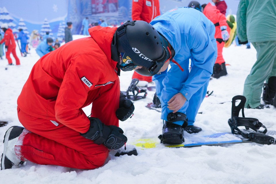 八月重庆热雪奇迹滑雪公开课免费开启让谈球吧体育您轻松享受雪地乐趣！(图2)