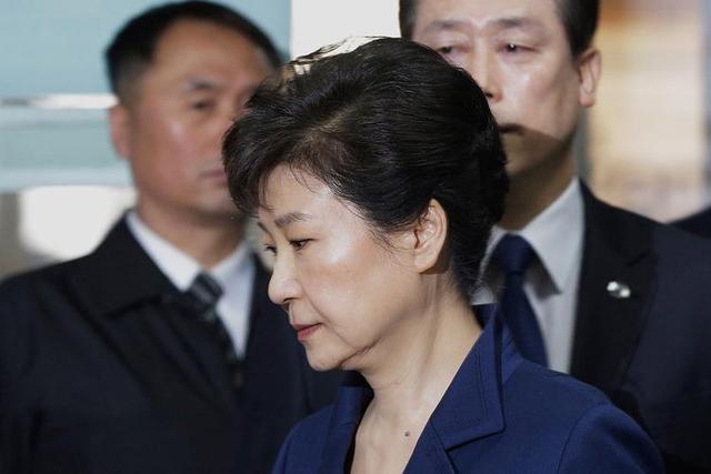 朴槿惠外出黑衣女保镖寸步不离