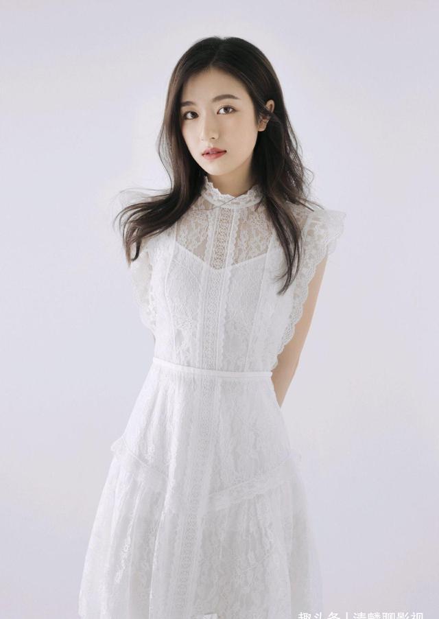 原创李兰迪清纯写真，甜美可爱，笑起来好治愈
