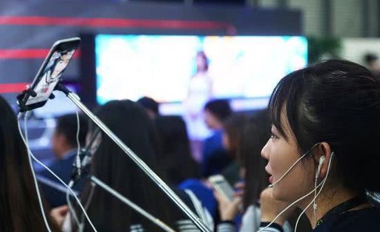 做直播用手机号还是电脑好