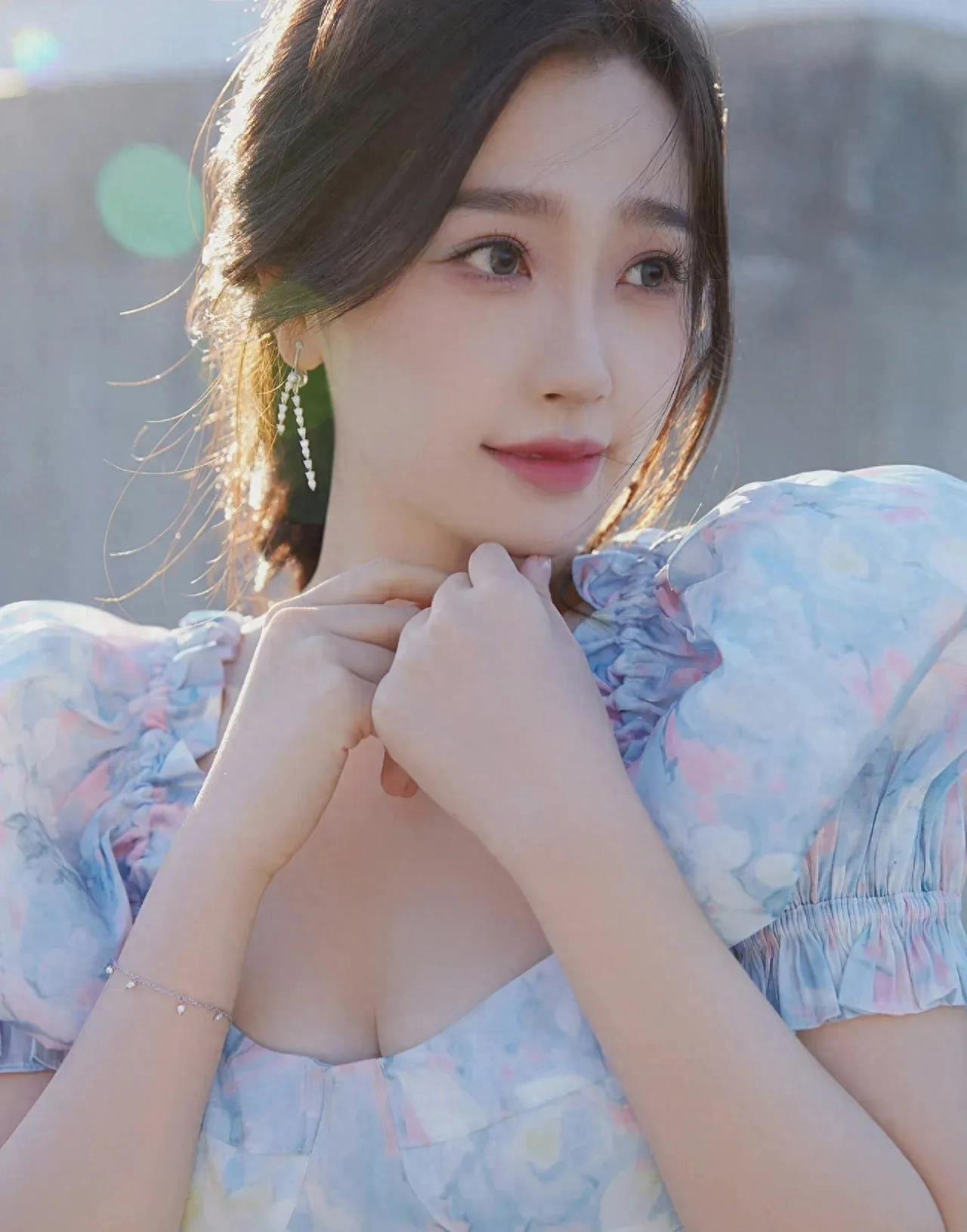 魅力无法抗拒！虞书欣的蓝色荷叶袖公主裙完美展现了女性的优雅！(图4)