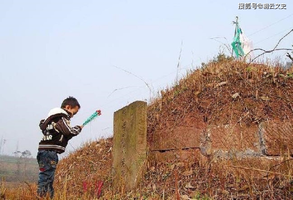 梦见去上坟地里到处都是水，探索梦境背后的深层含义
