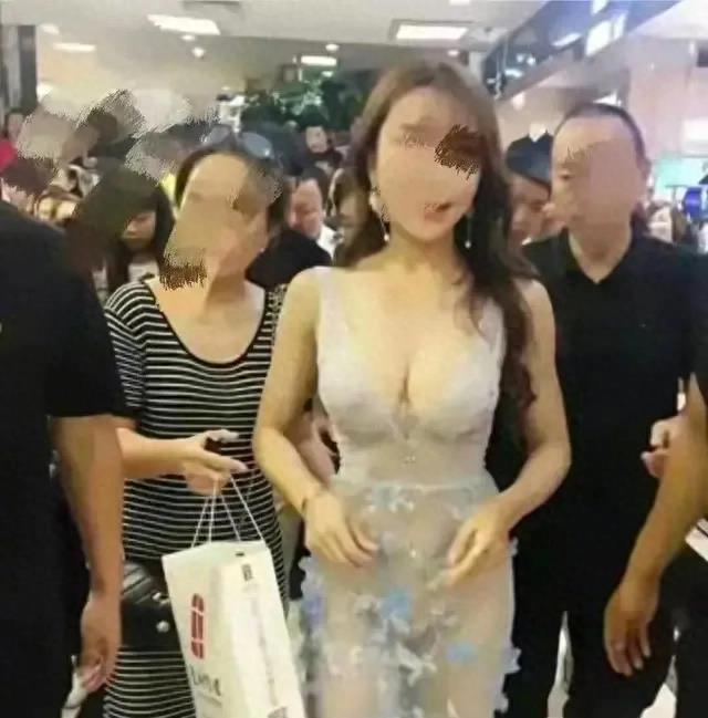 露胸衣服和开裆裤大胆诠释了偷偷摸摸的都市时尚！