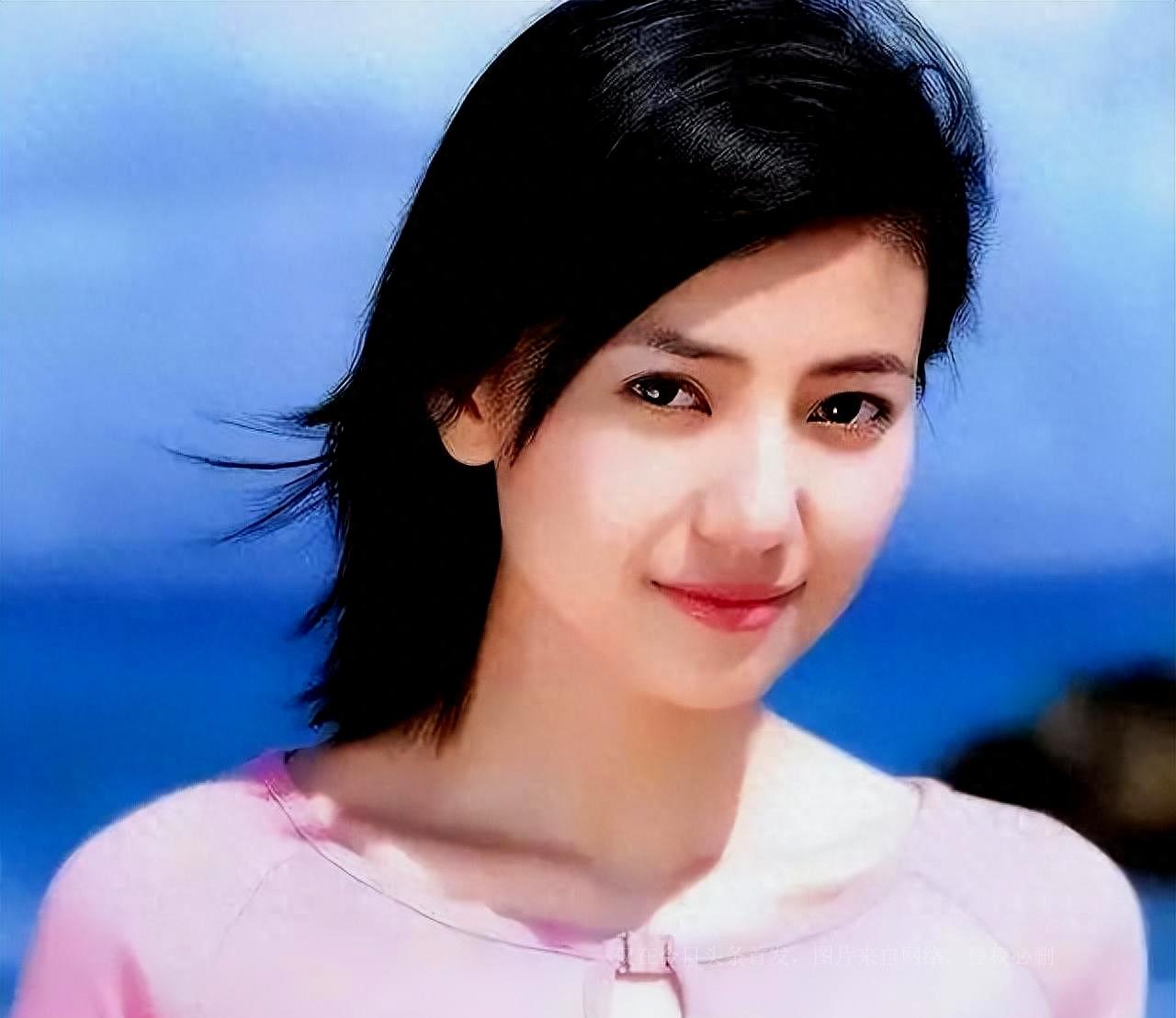 于小伟与高圆圆分手11年，他娶平凡女子翻红，她嫁小男子高龄产女