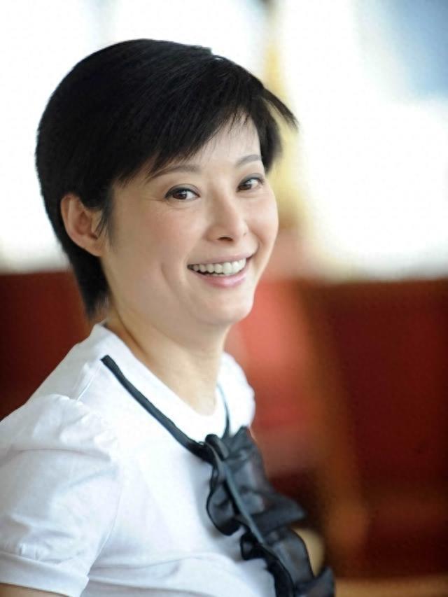 原创被曝精神分裂、腿上满身伤痕，三婚的袁立如今“自食恶果”